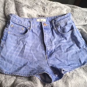LIGHT WASH DENIM SHORTS